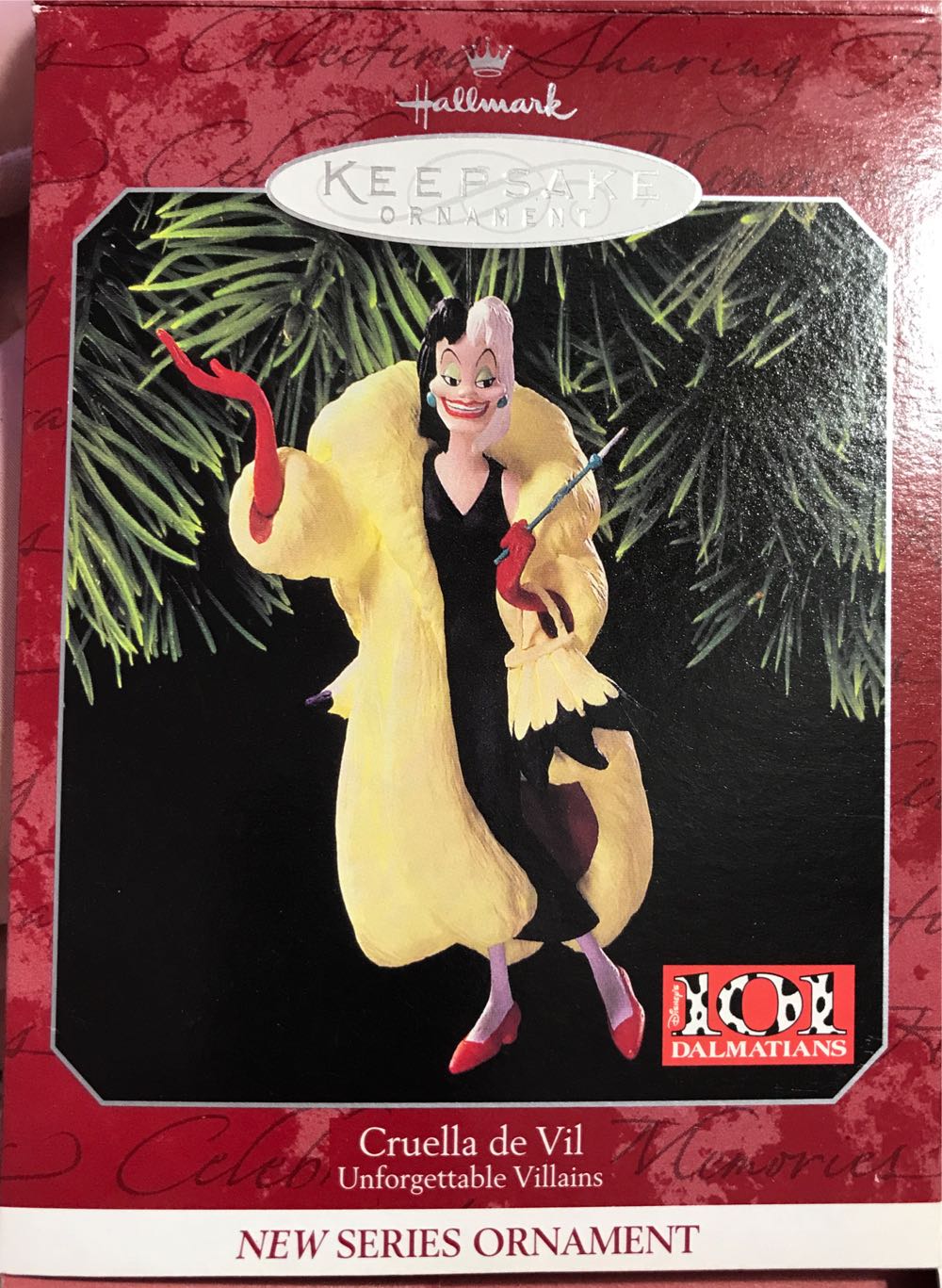 Cruella de Vil - Unforgettable Villains (Disney) ornament collectible [Barcode 015012433579] - Main Image 3