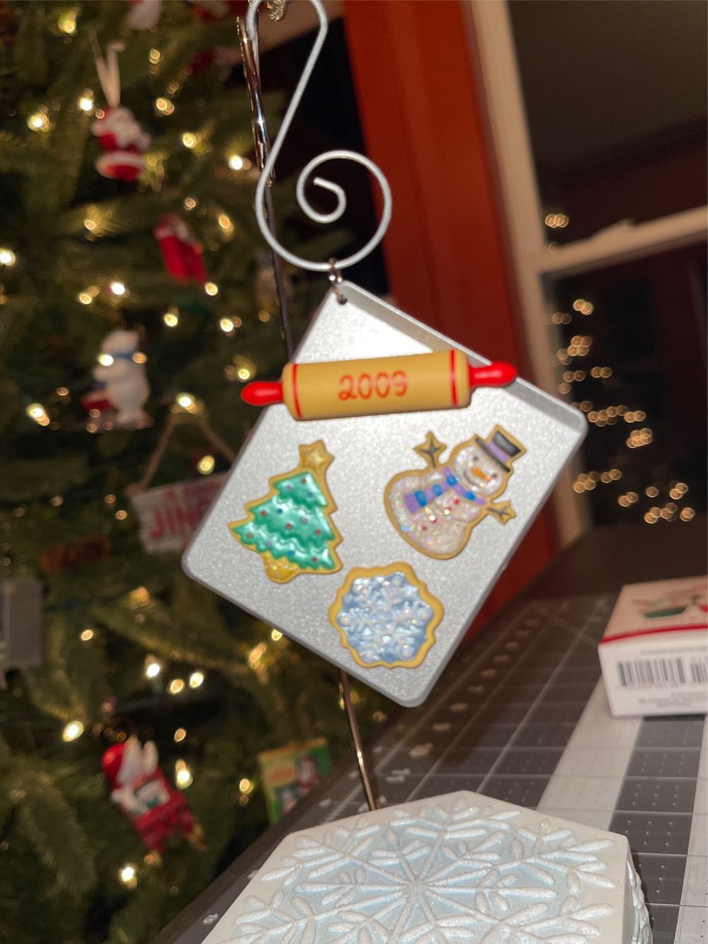 Season’s Treatings #1 (2009) - Season’s Treatings (Food, Cookies) ornament collectible [Barcode 795902088323] - Main Image 4