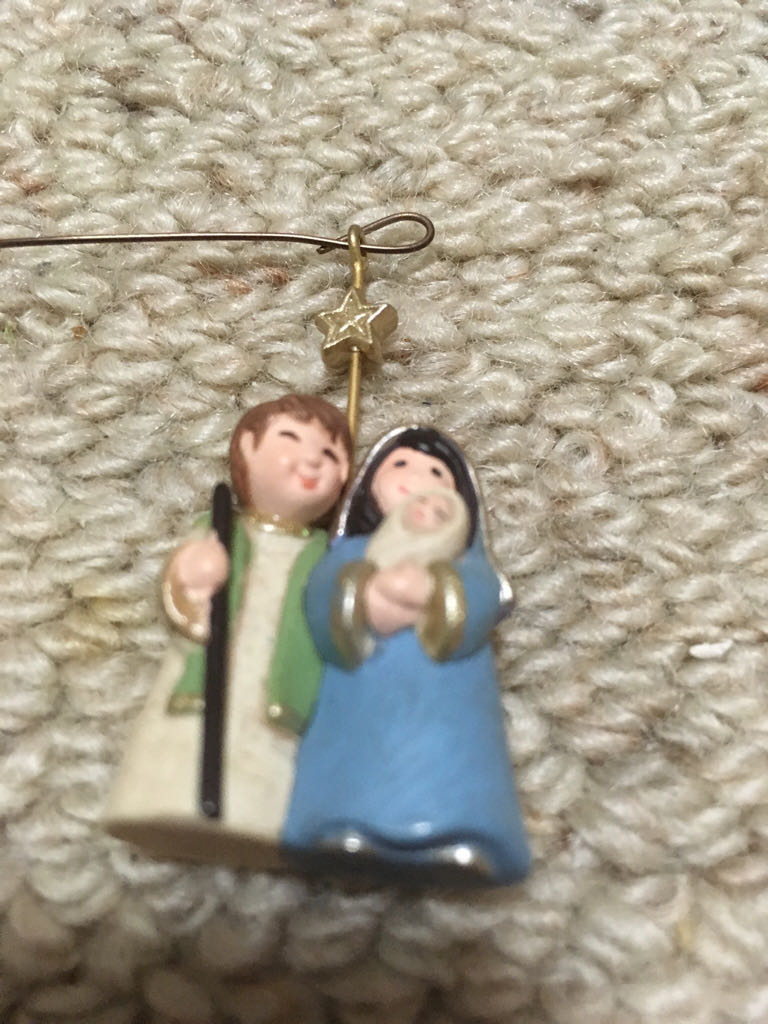 Holy Family - Hallmark Keepsake Miniature (Nativity, Miniature) ornament collectible [Barcode 795902088682] - Main Image 2