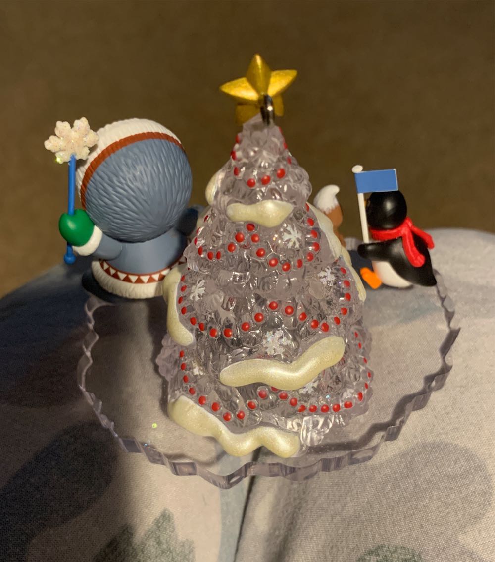 Frosty Friends Parade 2009 - Special Edition - Limited Edition - Frosty Friends (Eskimo, Husky, Penguin) ornament collectible [Barcode 795902088743] - Main Image 4