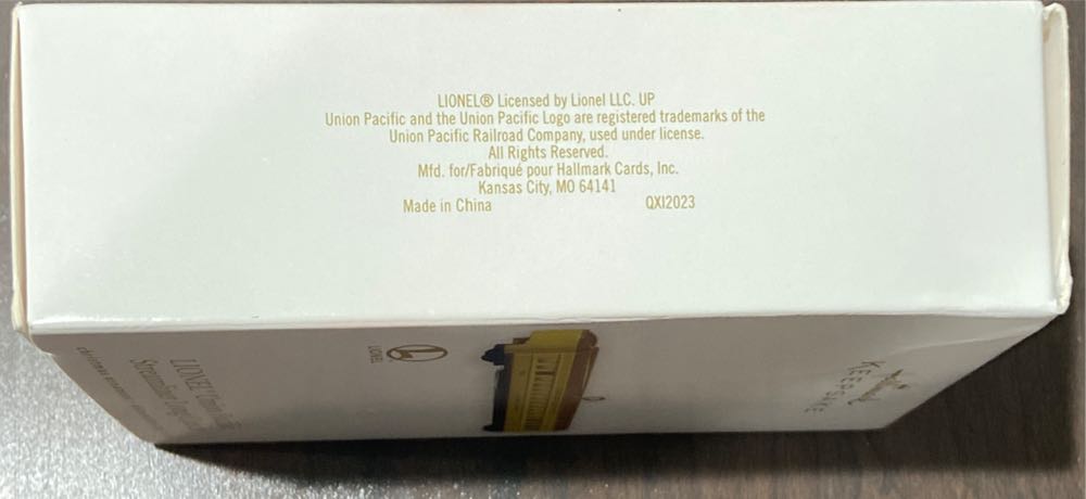 Lionel Union Pacific Streamliner Long Coach - Lionel Train Series (Trains) ornament collectible [Barcode 795902134259] - Main Image 3
