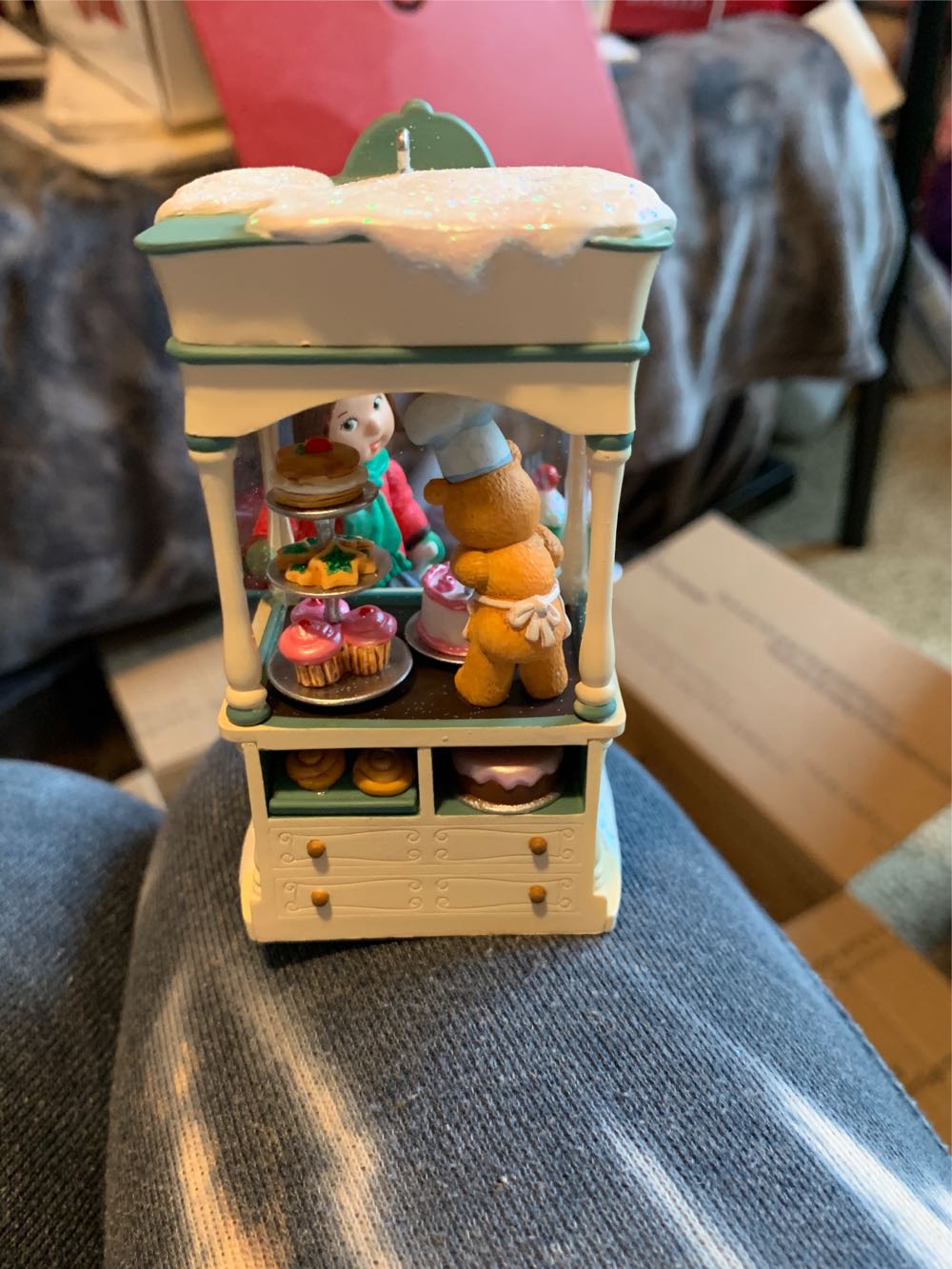 Christmas Window 2010, Patisseries - Christmas Windows (Christmas Window KOC) ornament collectible [Barcode 795902140212] - Main Image 4