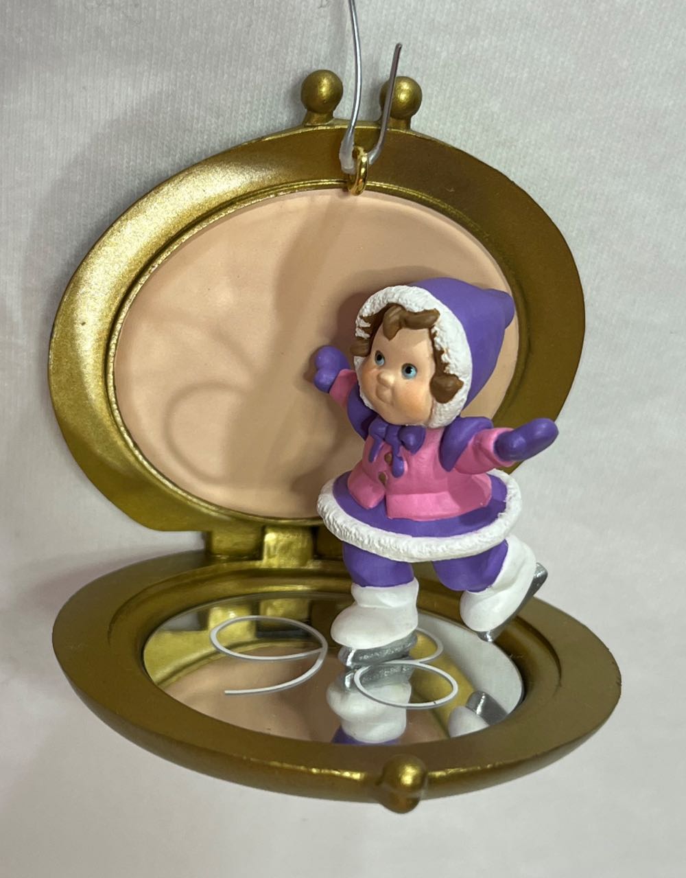 Compact Skater - Ice Skater (Ice Skating) ornament collectible [Barcode 015012437942] - Main Image 3