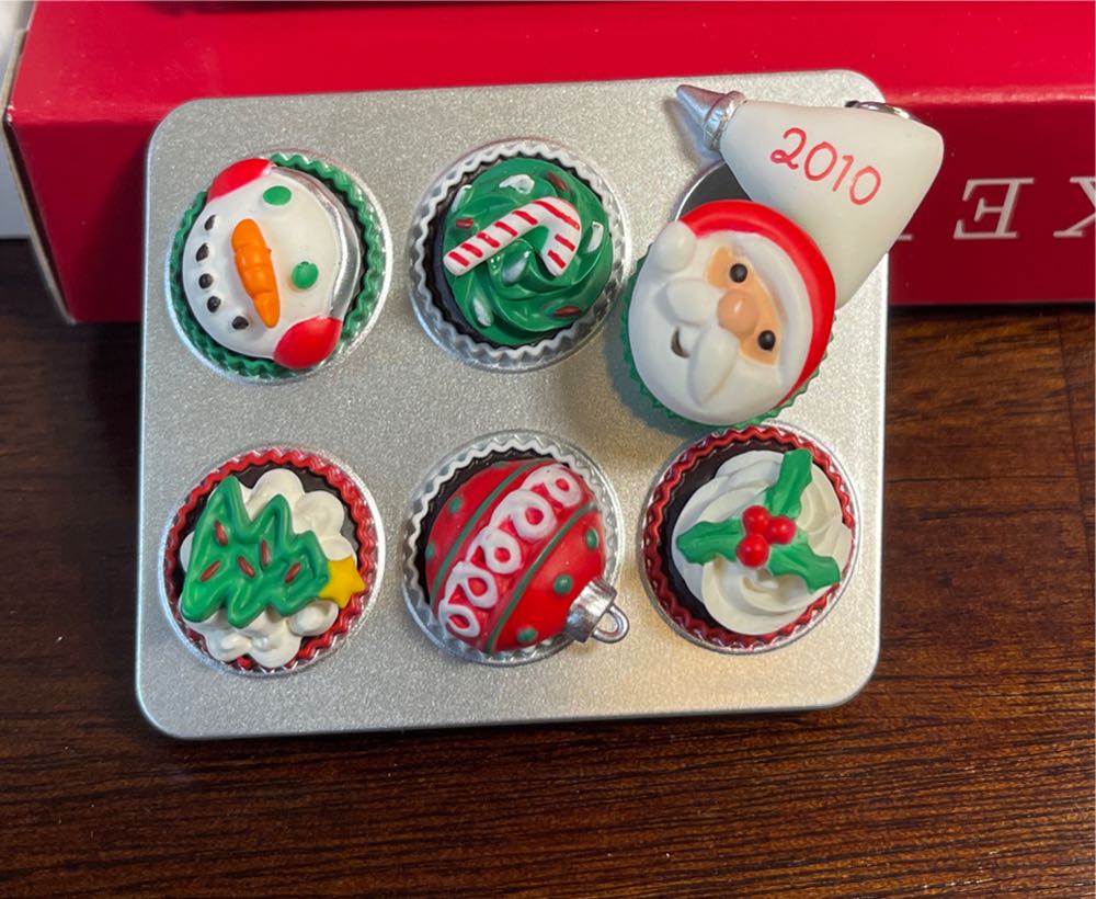 Season’s Treatings #2 (2010) - Season’s Treatings (Baking) ornament collectible [Barcode 795902145200] - Main Image 4