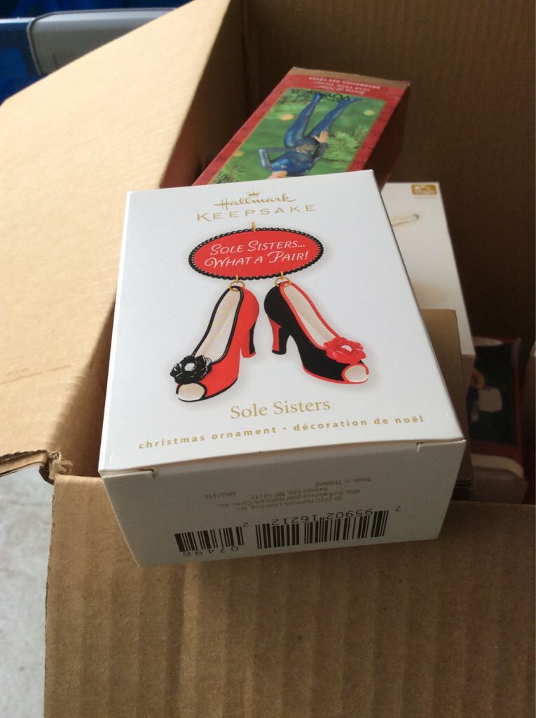 Sisters 2010 - Sisters (Shoes) ornament collectible [Barcode 795902162122] - Main Image 2