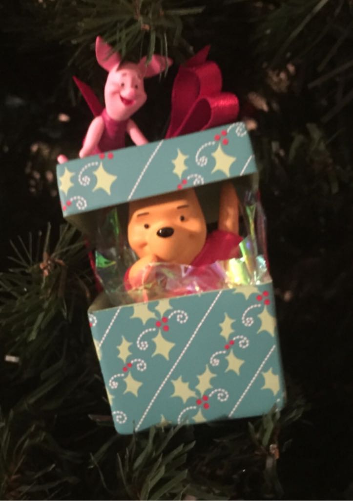 A BIG Present for Piglet - Winnie the Pooh Collection (Walt Disney Productions) ornament collectible [Barcode 795902191740] - Main Image 2