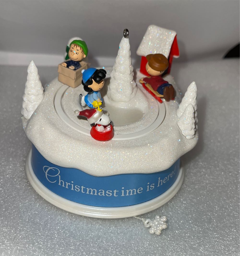 Christmastime Is Here! - The Peanuts Gang (The Peanuts Gang) ornament collectible [Barcode 795902204099] - Main Image 4