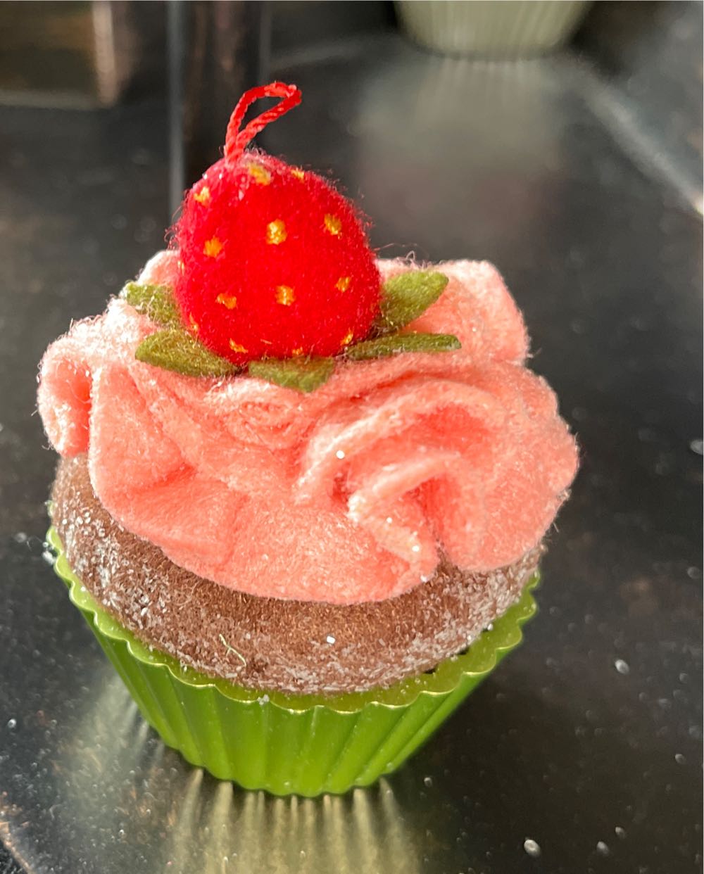 Christmas Cupcakes #3 (2012) Berry-licious! - Christmas Cupcakes (Series) ornament collectible [Barcode 795902241414] - Main Image 4