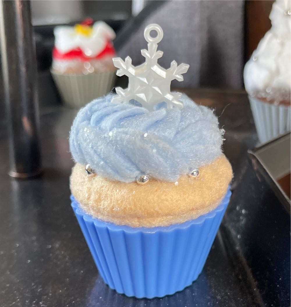 Christmas Cupcakes #4 (2013) It’s Snowing Sweetness! - Christmas Cupcakes (Cupcakes) ornament collectible [Barcode 795902312633] - Main Image 4