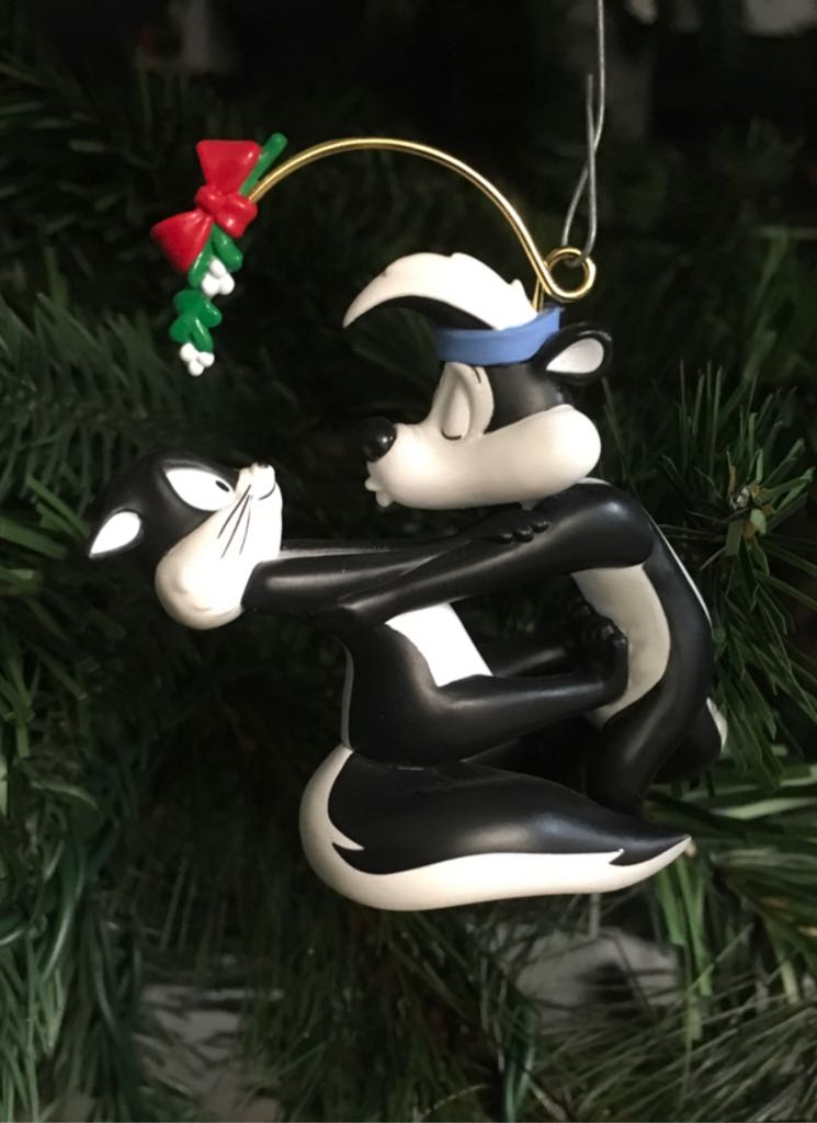 Pepé Le Pew and Penelope - Looney Tunes (Looney Tunes) ornament collectible [Barcode 015012479607] - Main Image 2