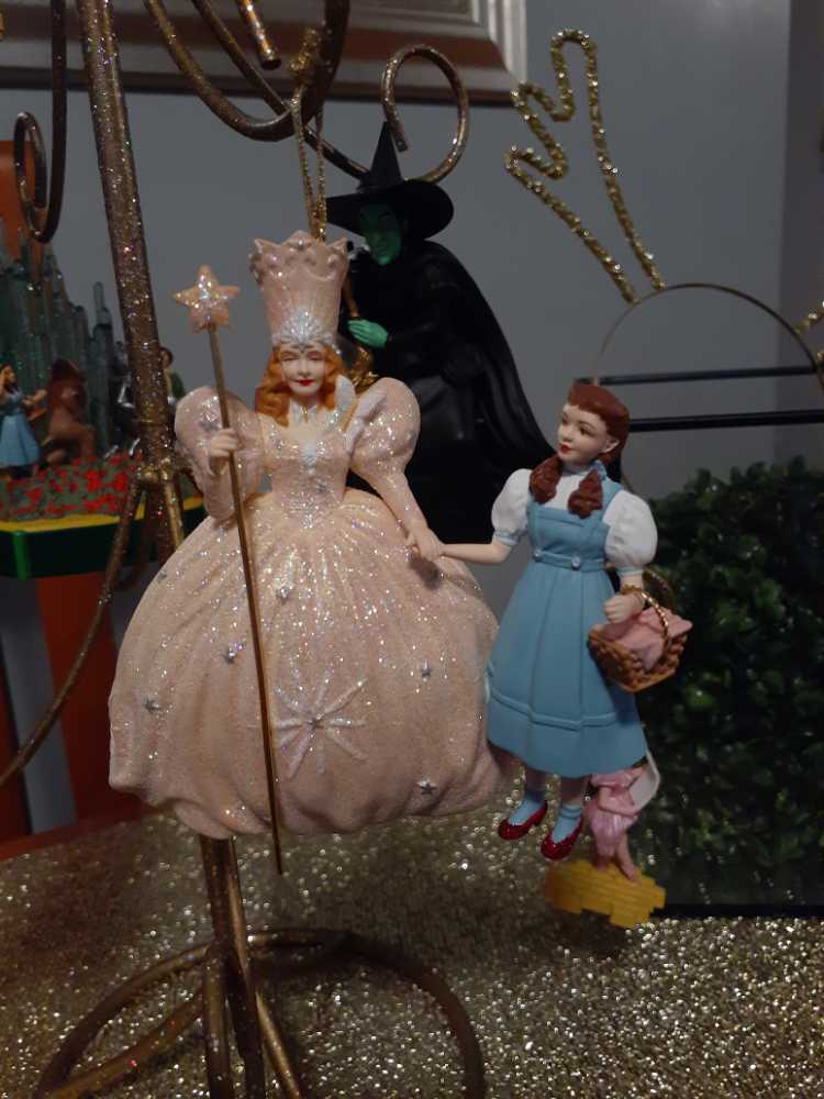 Dorothy And Glinda The Good Witch - The Wizard Of Oz (The Wizard Of Oz) ornament collectible [Barcode 015012479669] - Main Image 3