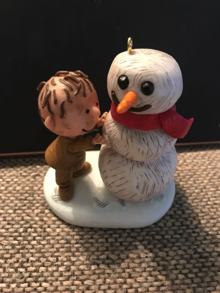 Pigpen Builds A Snowman - The Peanuts Gang (Peanuts) ornament collectible [Barcode 795902332976] - Main Image 2