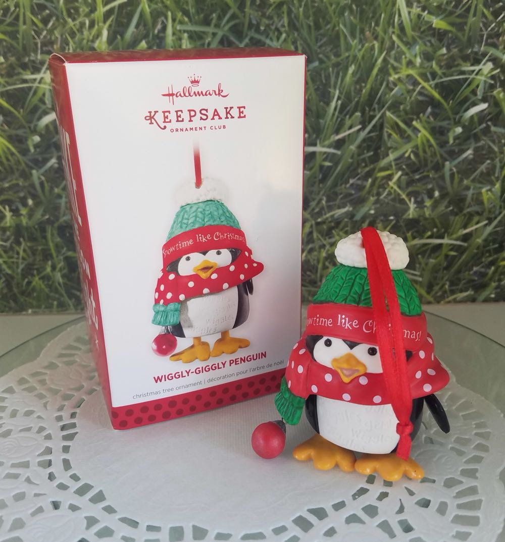 Wiggly-Giggly Penguin - KOC Member Exclusive (Penguin) ornament collectible [Barcode 795902340308] - Main Image 3
