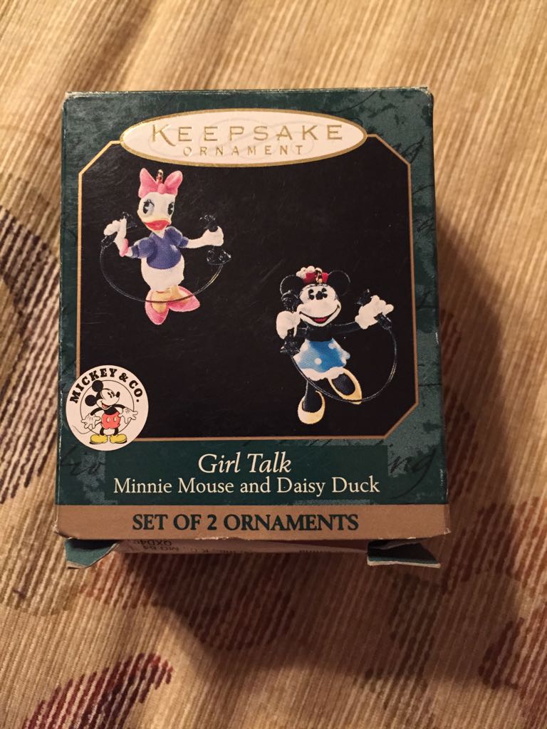 Girl Talk - Minnie Mouse & Daisy Duck (Disney Mickey And Friends) ornament collectible [Barcode 015012480627] - Main Image 1