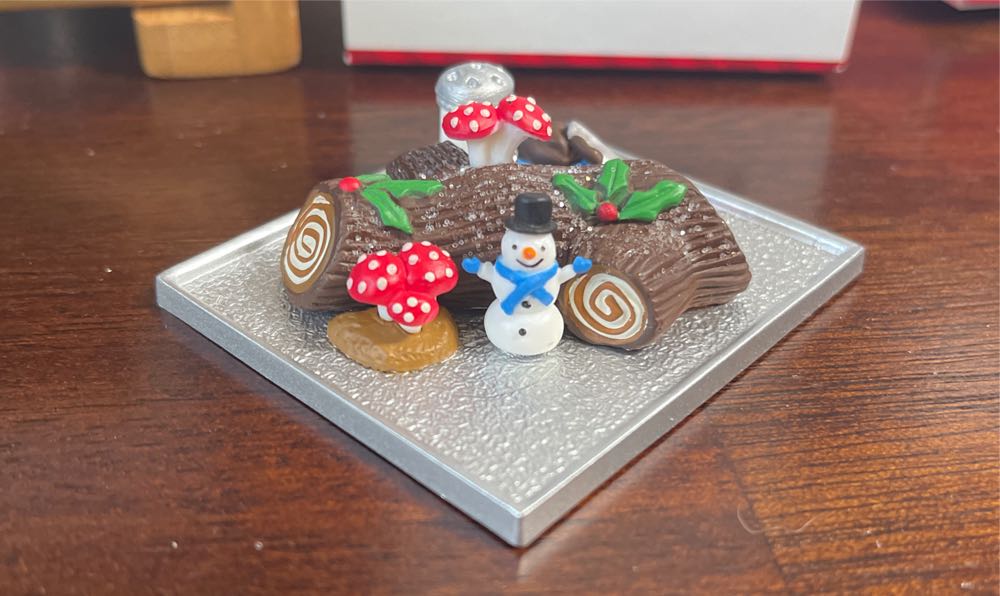 Season’s Treatings LQ (2013) Yummy Yule Log - Season’s Treatings (Baking) ornament collectible [Barcode 795902370800] - Main Image 4