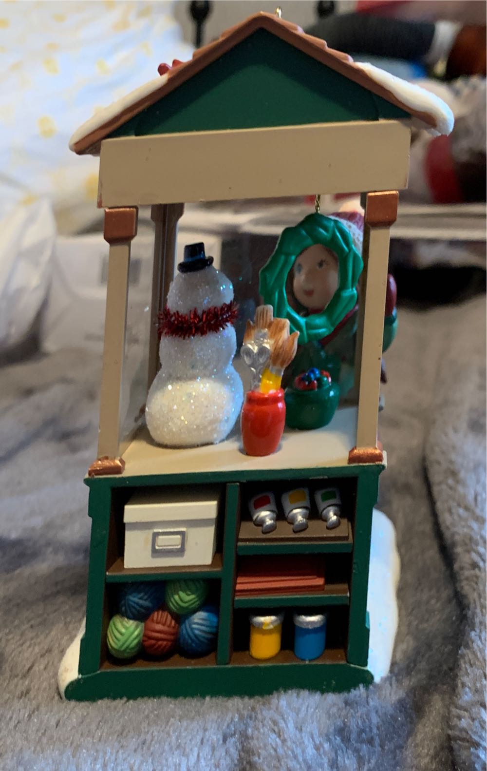 Christmas Window 2014 - Christmas Window (Village) ornament collectible [Barcode 795902412906] - Main Image 4