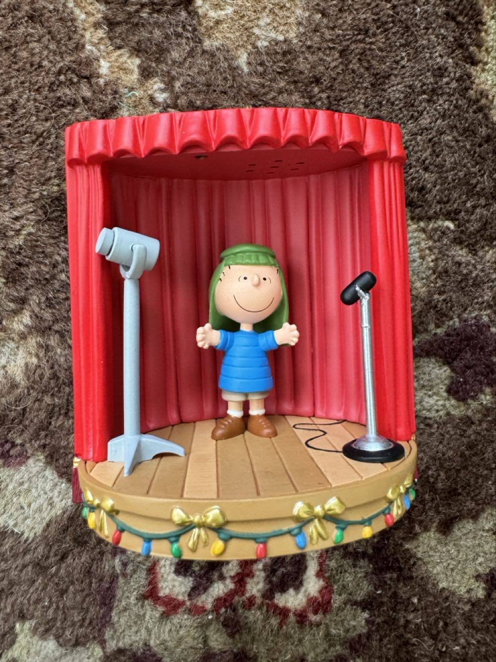 What Christmas Is All About - The Peanuts Gang (Peanuts) ornament collectible [Barcode 795902983307] - Main Image 3