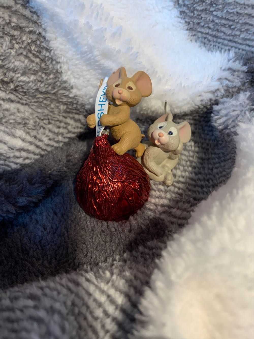 Sweet Treat  - Hershey’s (Hershey’s, Mice) ornament collectible [Barcode 015012501360] - Main Image 3