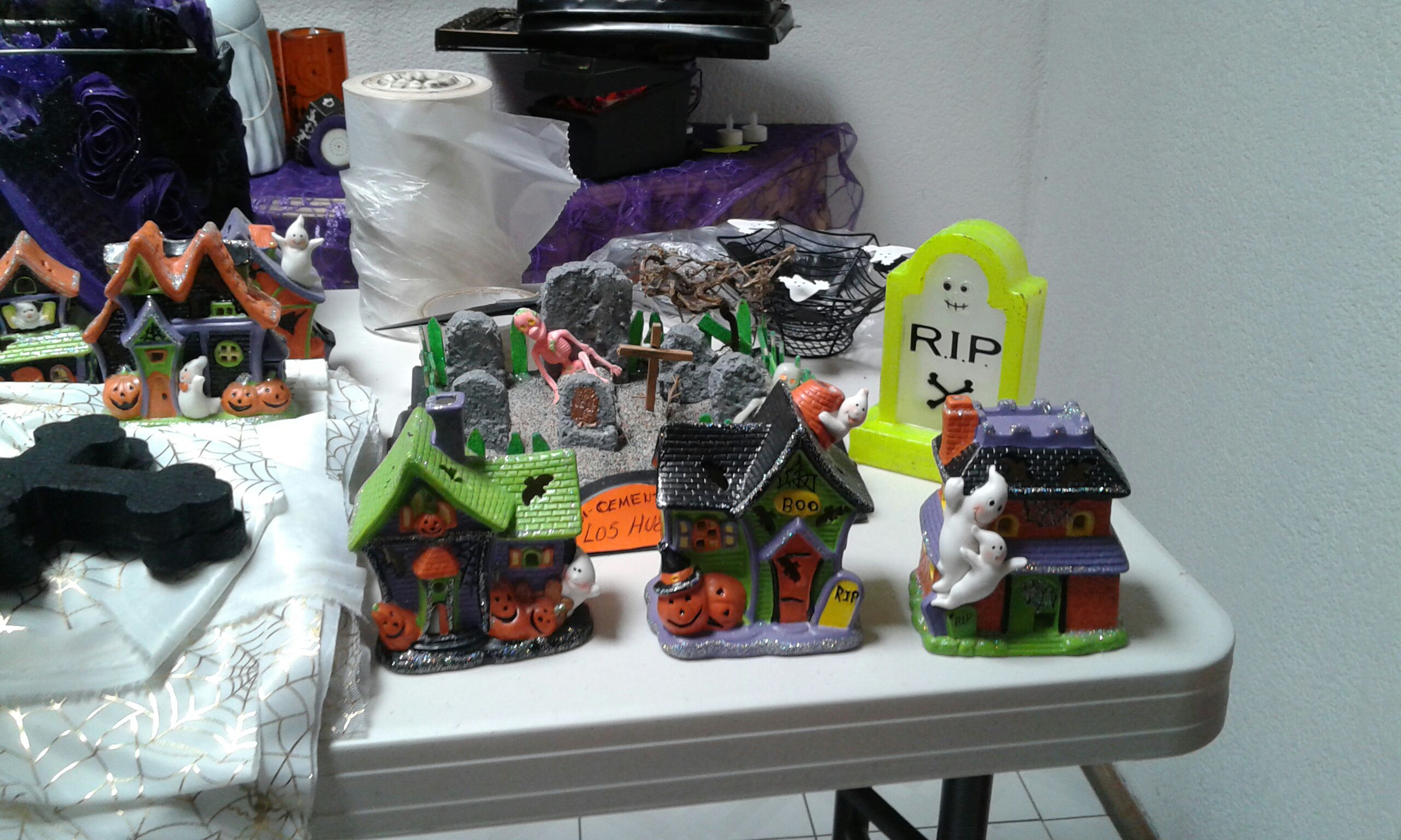 Pueblito fantasma  (Halloween) ornament collectible [Barcode 885370475746] - Main Image 2