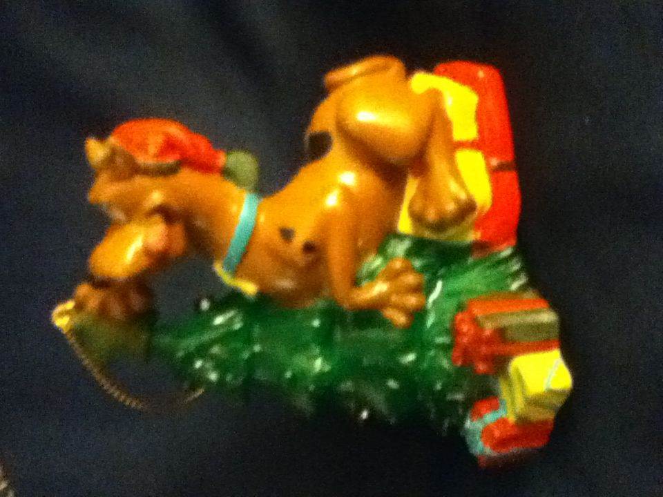 Scooby-Doo! w/ Tree & Presents - Scooby Doo (Cartoon network) ornament collectible - Main Image 1