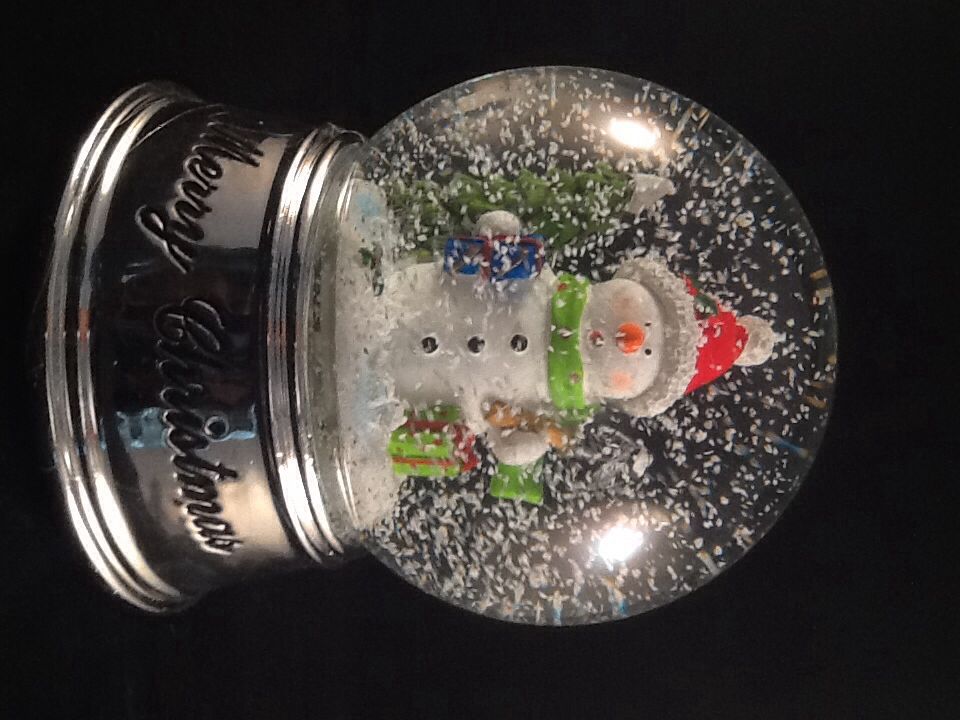 Sneeuwbol Met Sneeuwman En Pakjes (LED Verlichting En Werveling) - Sneeuwbollen ornament collectible - Main Image 2