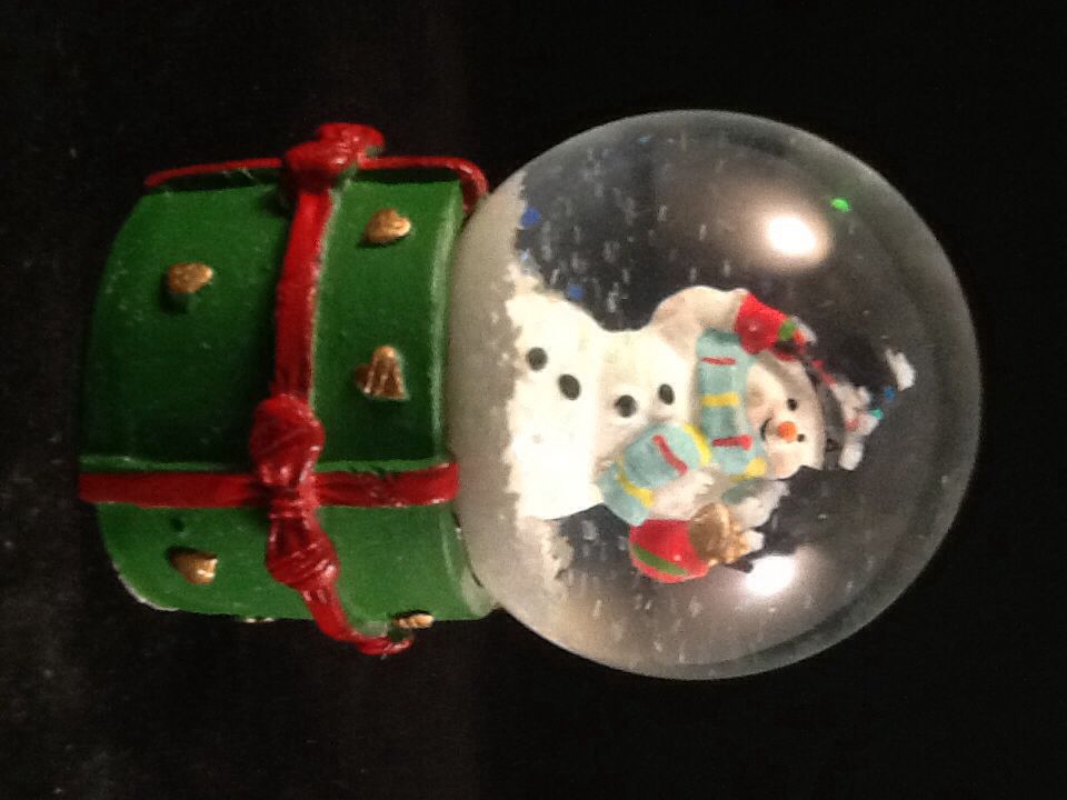 Sneeuwkogel Met Sneeuwman Op Pakje Als Sokkel - Sneeuwbollen ornament collectible - Main Image 2