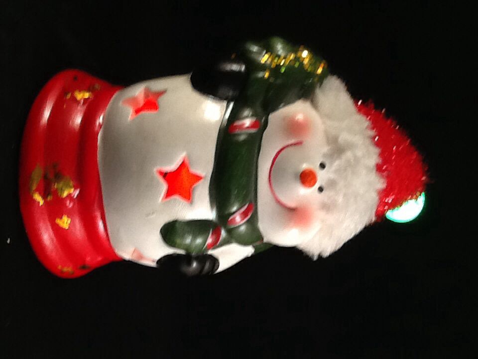 Sneeuwman met Groene Dasen Rode Stoffen Muts -ster Openingen In Buik- - LED Wissellicht ornament collectible - Main Image 2