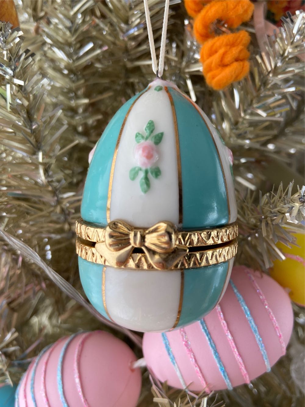 Rabbit Easter Egg Surprise - Easter Egg Surprise (Easter Egg) ornament collectible [Barcode 015012554847] - Main Image 3