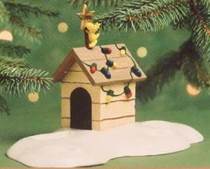 Woodstock On Doghouse - Peanuts: A Snoopy Christmas (Peanuts) ornament collectible [Barcode 015012564105] - Main Image 2