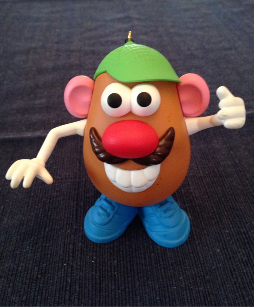 calaca vestida y cráneo con huesos ensartados