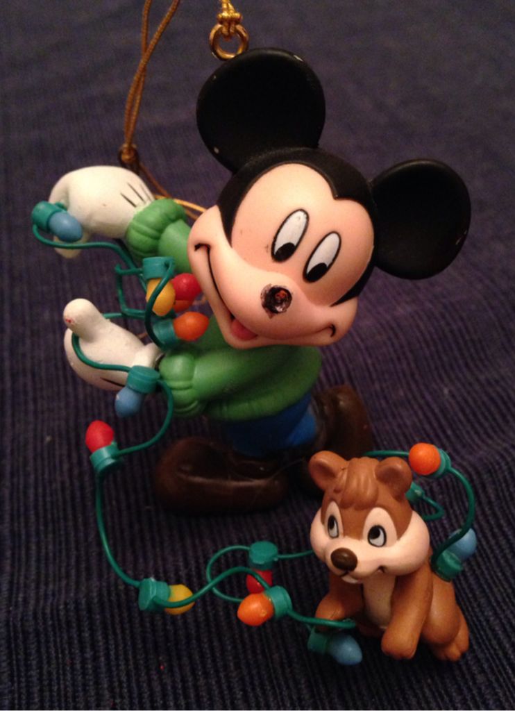 Hello Kitty - Holding A Smowman