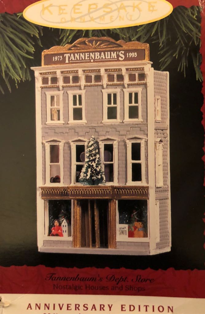 Minnie Trims the Tree