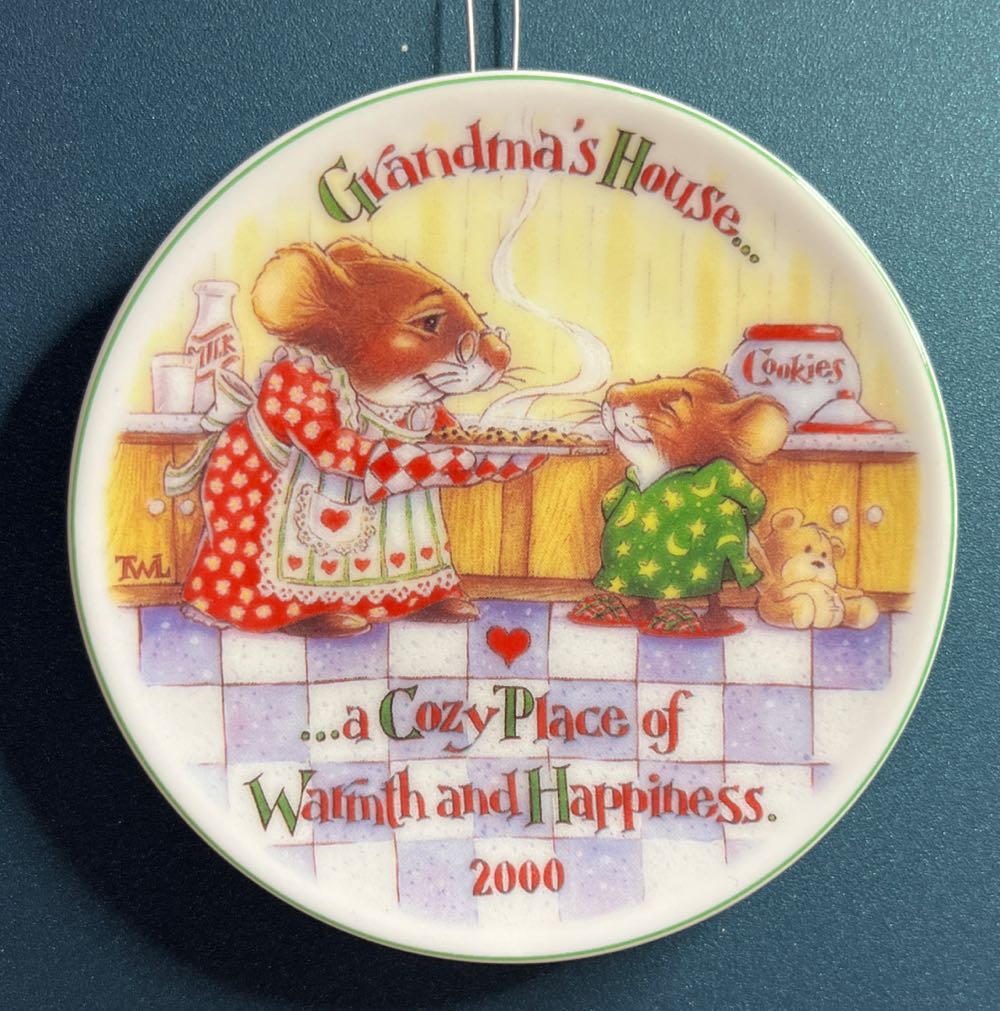 Grandma’s House - Grandma (Plate, Mice, Cookies) ornament collectible [Barcode 015012564907] - Main Image 3