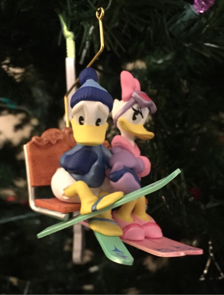 Donald & Daisy at Lover’s Lodge - Disney Mickey & Co (Romantic Vacations) ornament collectible [Barcode 015012566352] - Main Image 2