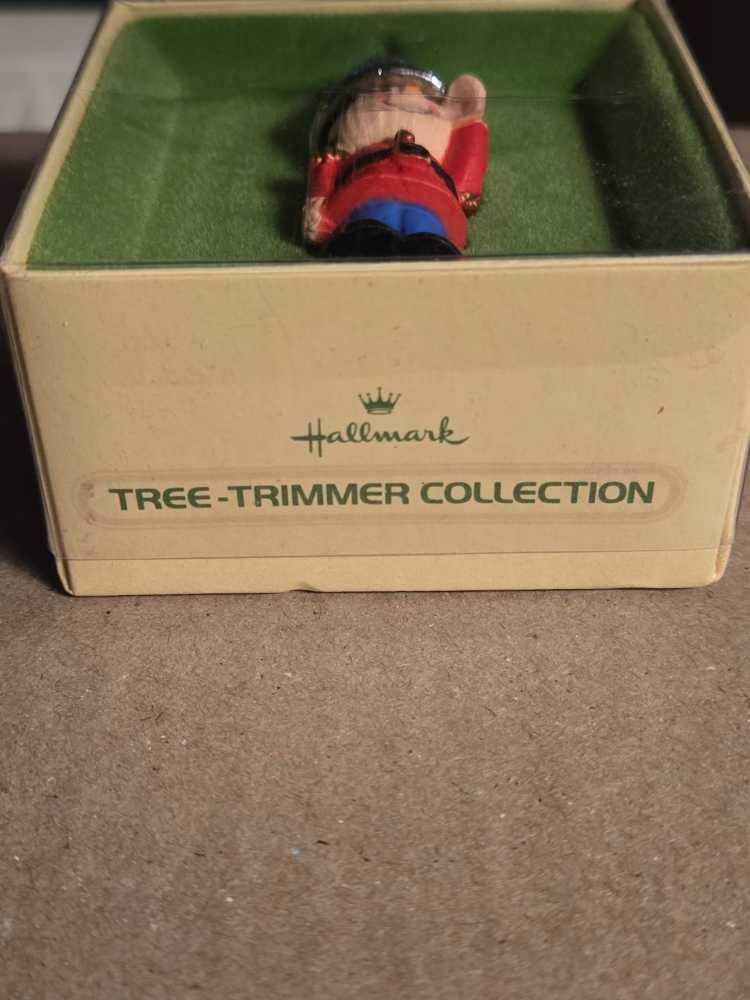 Thimble #2 A Christmas Salute Soldier 1979 - Vintage (Toy Soldier) ornament collectible - Main Image 3