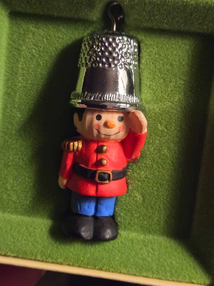 Thimble #2 A Christmas Salute Soldier 1979 - Vintage (Toy Soldier) ornament collectible - Main Image 4