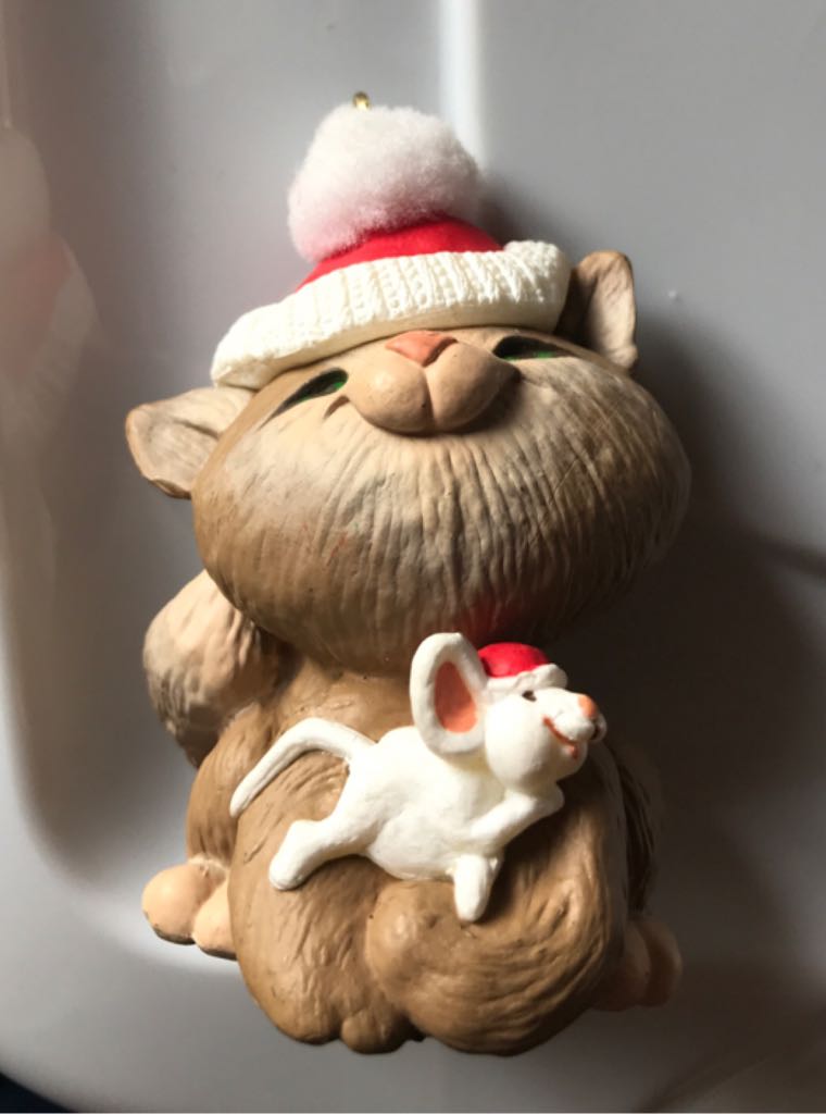 Christmas Cuddle - Cat & Mouse (Animal) ornament collectible - Main Image 2