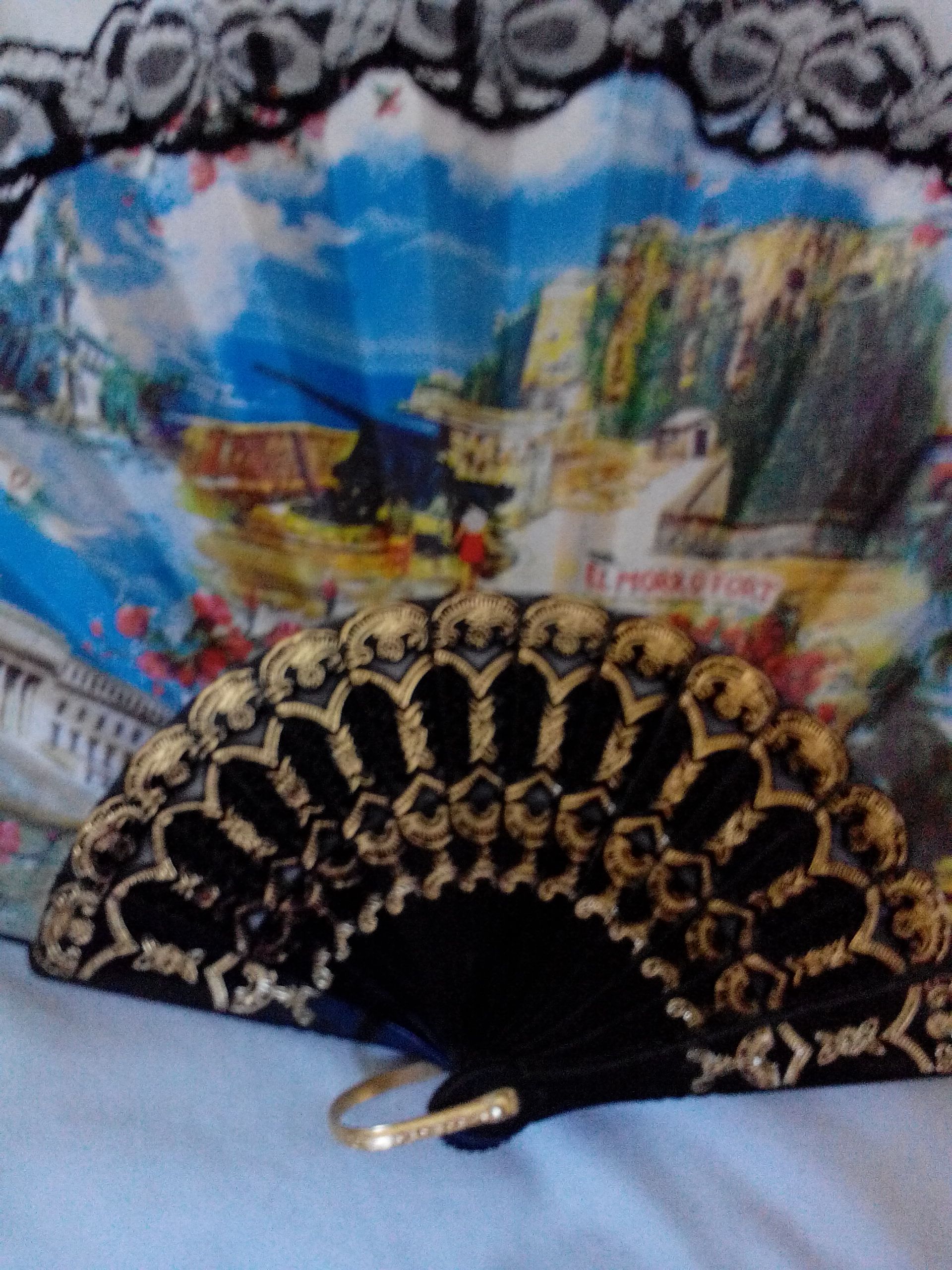 Winnie The Pooh - Pooh Holding Christmas Tree