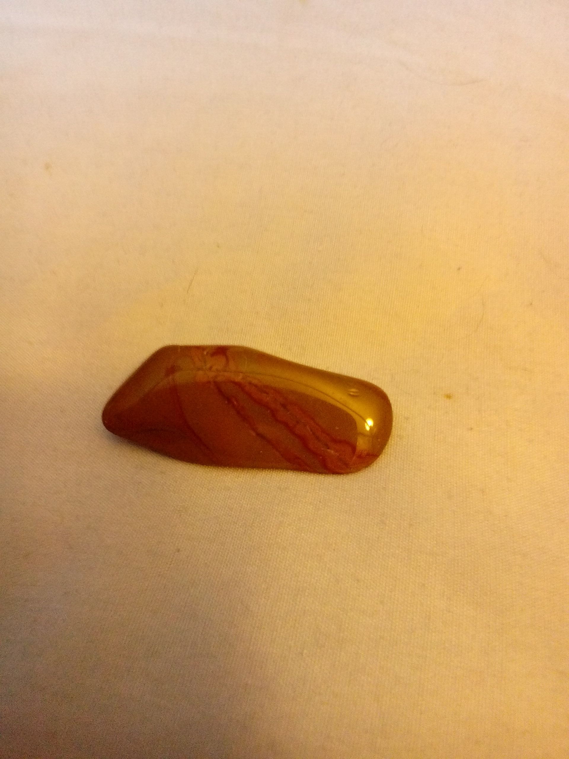 Kleine Sneeuwman Met Bezem En Gebreide Rood-witte Muts