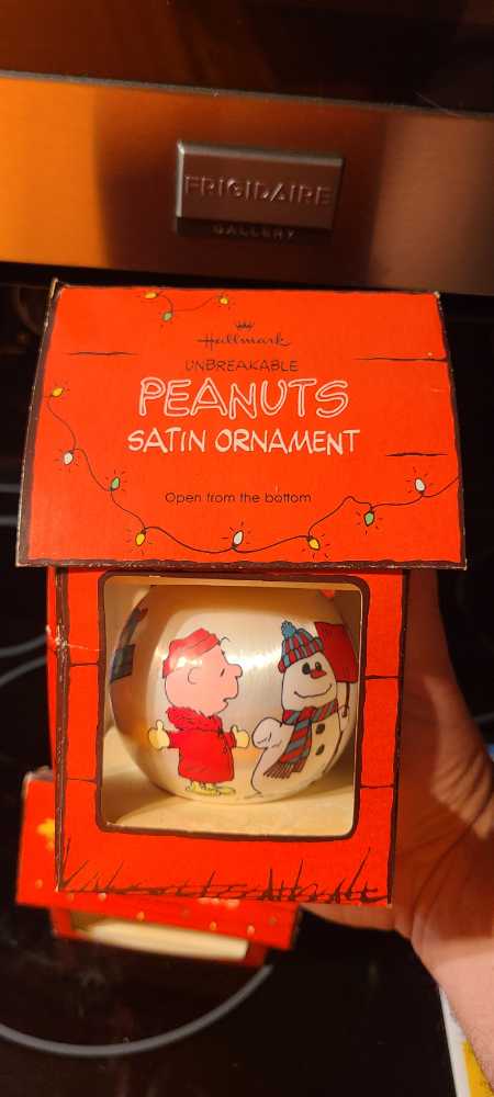1977 Peanuts Satin Ball - Peanuts (Peanuts) ornament collectible - Main Image 3
