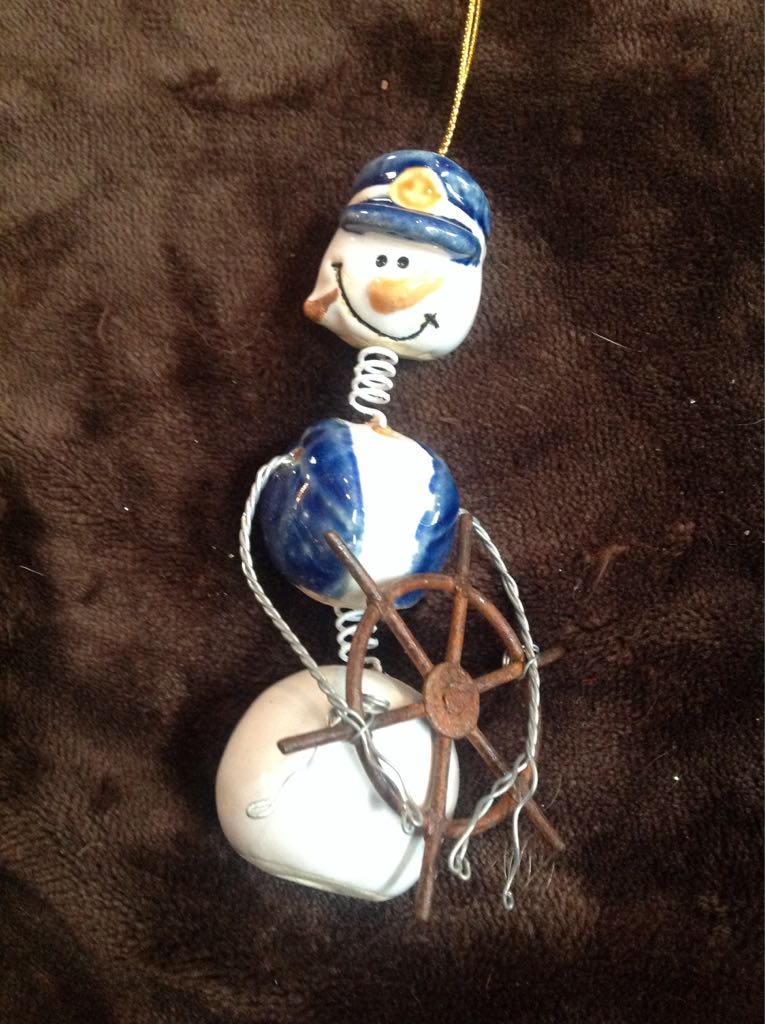 Kleine Sneeuwman Met Bezem En Gebreide Rood-witte Muts