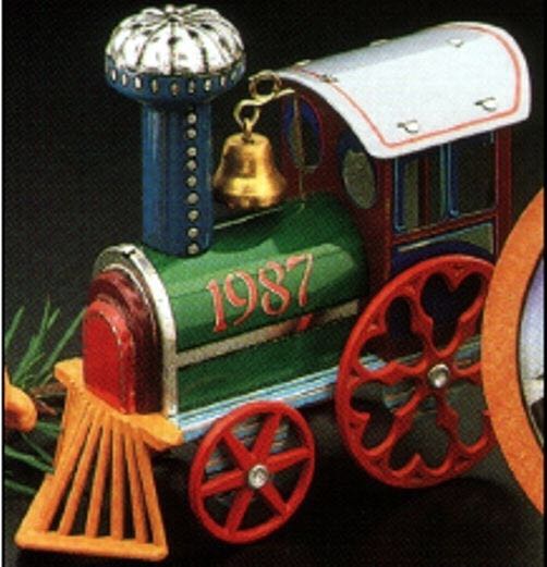 Snoopy Builds A Snowman