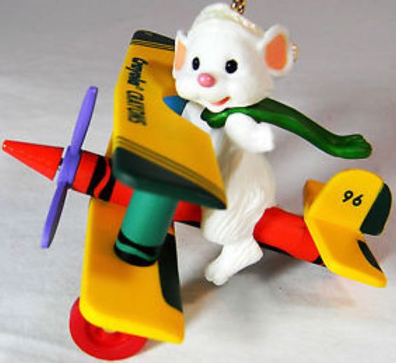 Minnie Trims The Tree