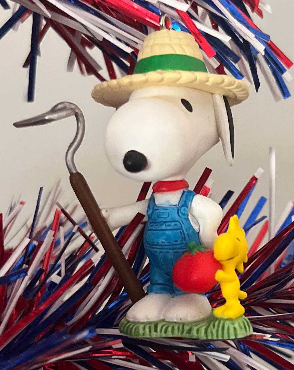 Hallmark Keepsake. Summer. Spotlight On Snoopy. 2016. Green Thumb Snoopy. 19th In Series. Sculpted By Jim Lemme. - Spotlight On Snoopy (19th In Series: Green Thumb Snoopy) ornament collectible - Main Image 4