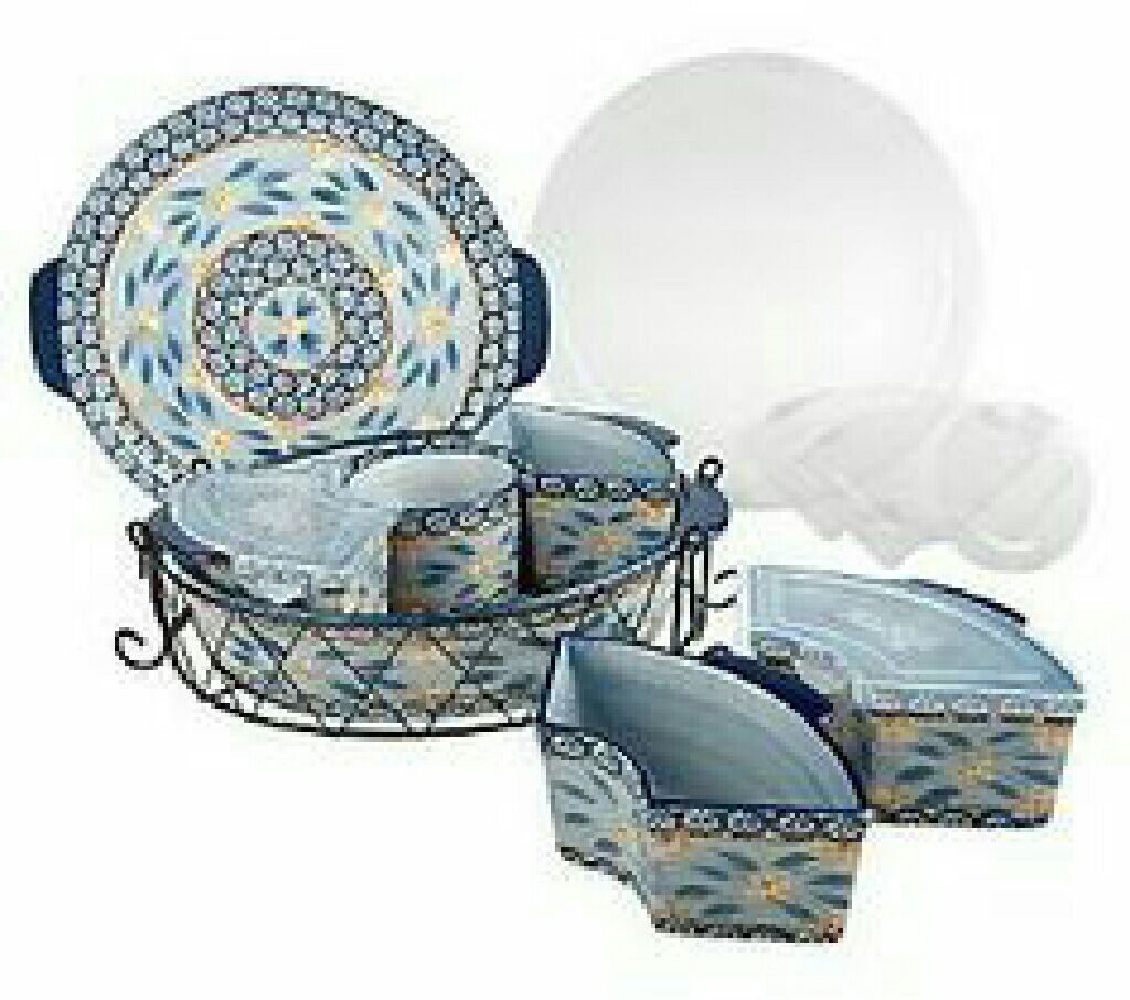 Minnie Trims The Tree