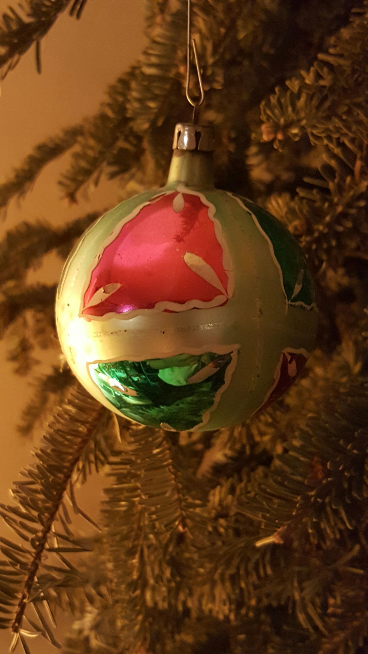 Red And Green Indented Teardrop