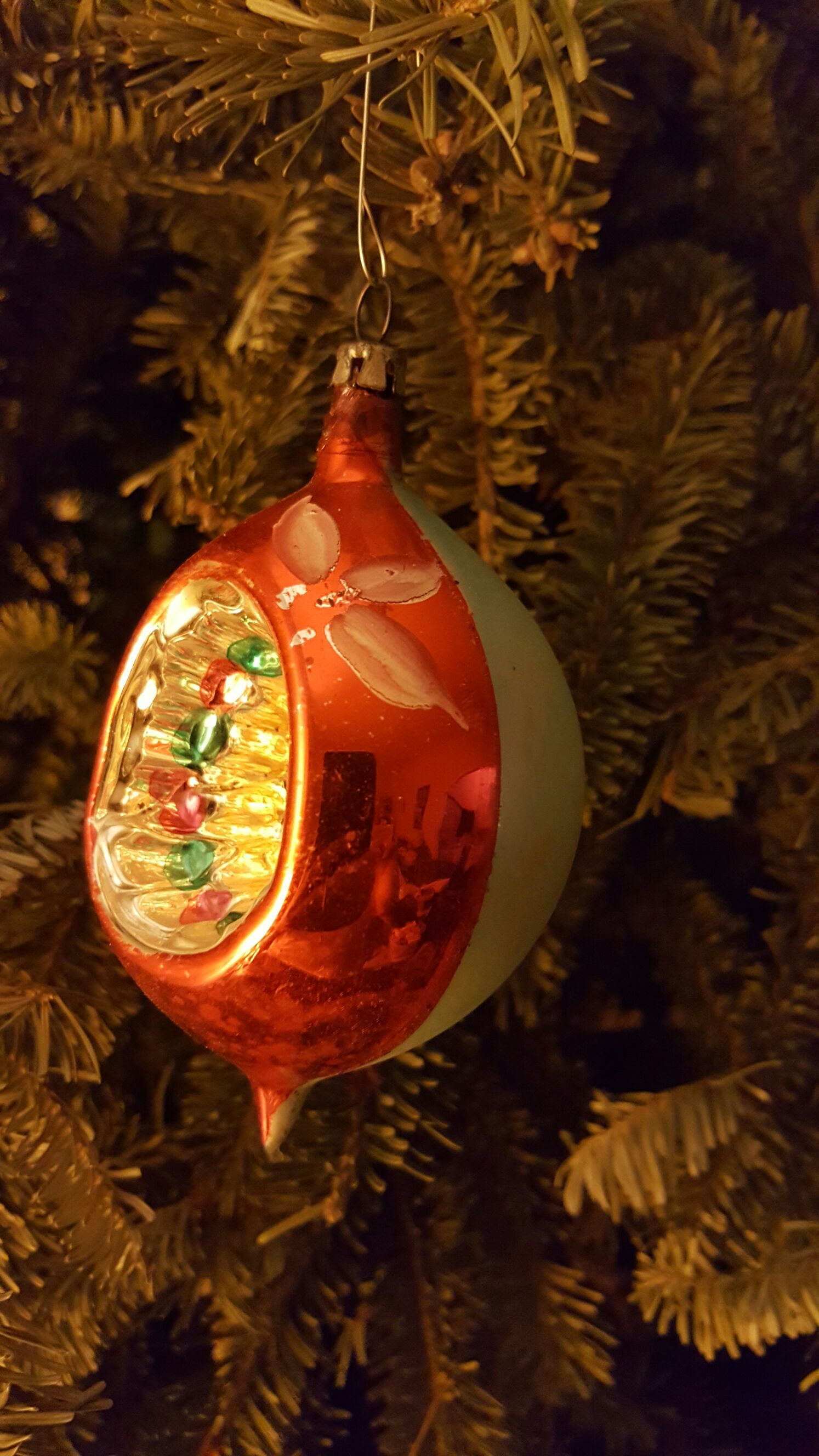Red And Green Indented Teardrop - Poinsettias (Botanical) ornament collectible - Main Image 2