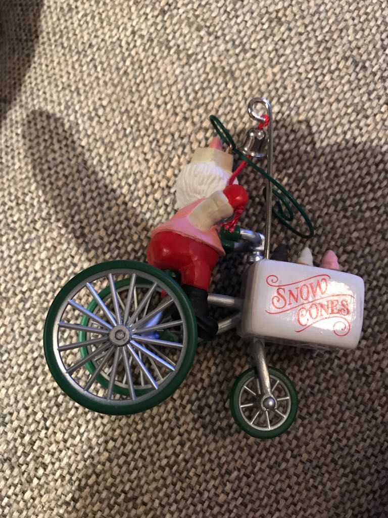 Kringle’s Kool Treats - Here Comes Santa (Collector’s Series) ornament collectible - Main Image 2
