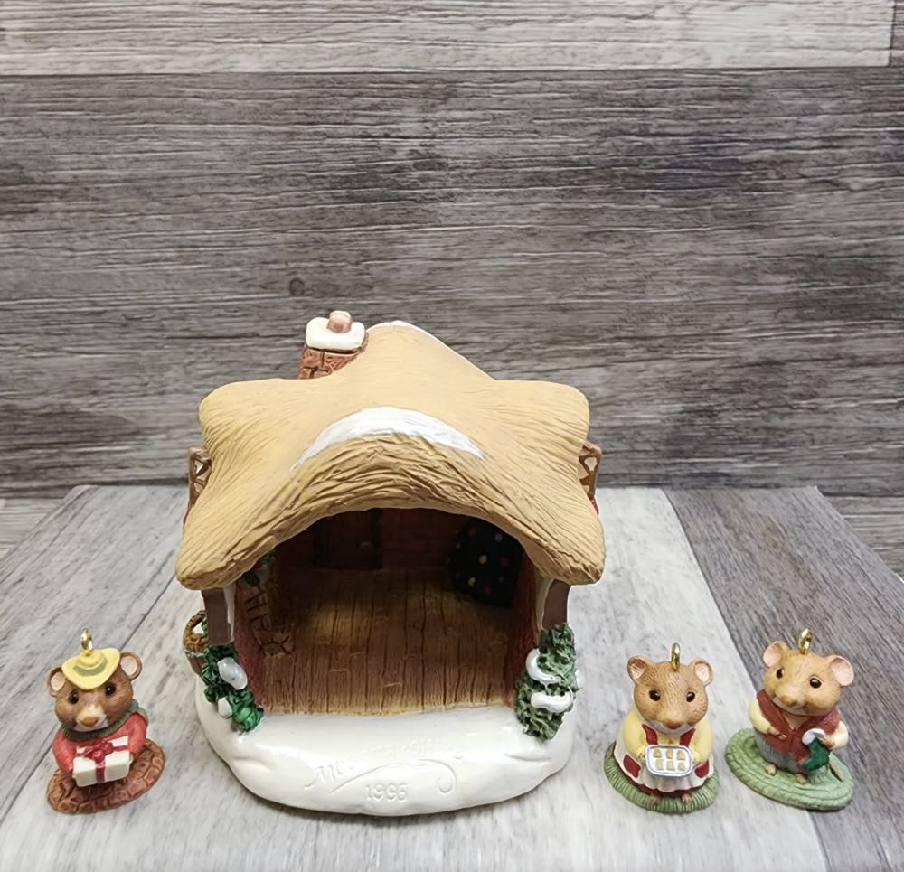 A Moustershire Christmas - Special Edition (Keepsake Miniature) ornament collectible - Main Image 4