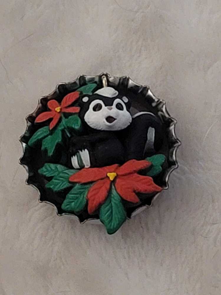 Sweet Bouquet - Miniature Santa’s Club Soda (Skunks, Bottle Caps, Miniature) ornament collectible - Main Image 2
